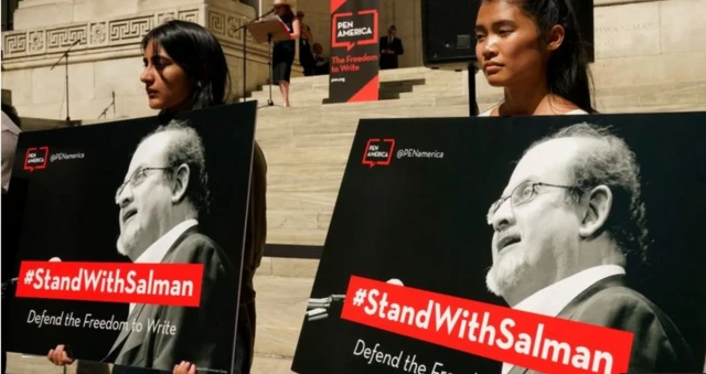 ශ්‍රීමත් සල්මාන්ට ප්‍රහාරයක් එල්ල වීමෙන් පසු අදහස් ප්‍රකාශ කිරීමේ නිදහස වෙනුවෙන් සහහ දැක්වීමේ රැලියක් නිව්යෝර්ක් නුවරදී පැවැත්විණි