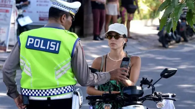 Personel Satlantas Polres Badung menindak warga negara asing yang melanggar aturan lalu lintas di kawasan Canggu, Badung, Bali, Kamis (9/3/2023).