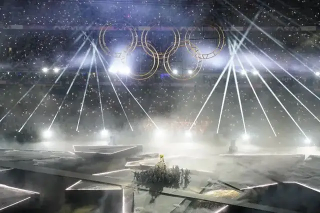 Сцена з церемонії закриття, що символізує відродження Олімпійських ігор 