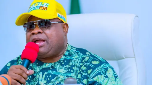 Gomina Adeleke wọ buba alawọ aro ati fila alawọ ọsan