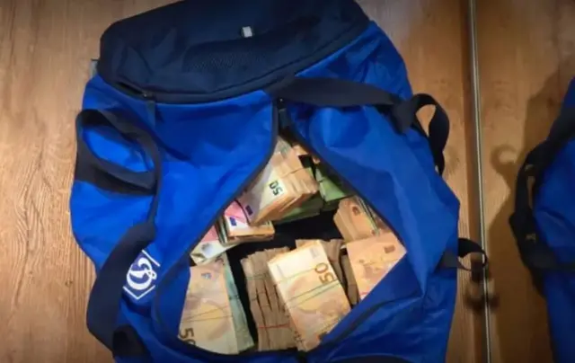 синя сумка з грошима 