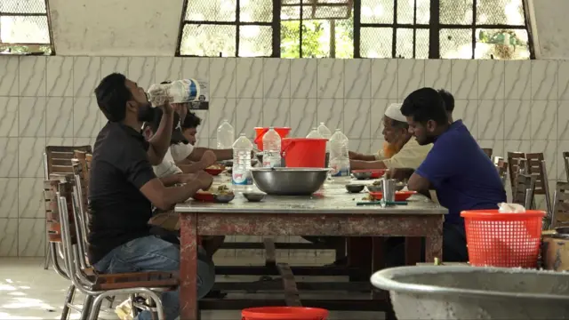 হলের ক্যান্টিনে বসে খাবার খাচ্ছেন কয়েকজন