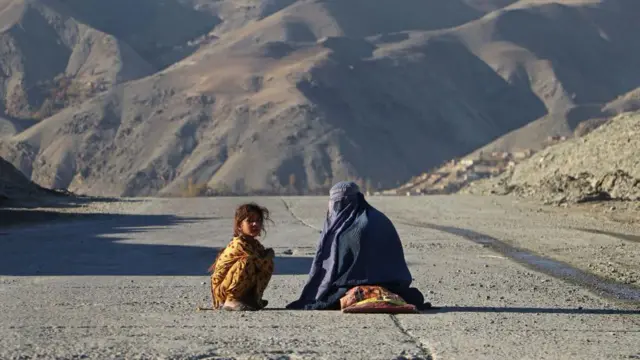 ஆப்கானிஸ்தான்: பசியில் வாடும் குழந்தைக்கு தாலிபன்கள் விஷம் கொடுக்கச் சொல்கிறார்களா?