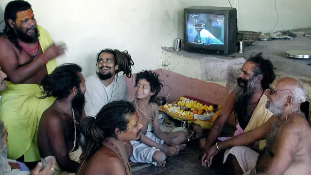 টিভিতে ভারত-পাকিস্তান ম্যাচ দেখছেন একদল সাধু। উজ্জয়িনী, মধ্যপ্রদেশ