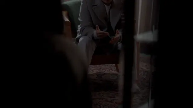 어두운 조명 아래 기자와 인터뷰 하는 탈북민 남성