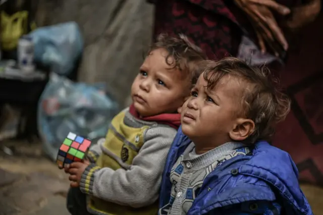 اردوگاه آوارگان فلسطینی در رفح؛ ارتش اسرائیل می‌گوید منتظر تصمیم درباره تهاجم زمینی به این شهر است