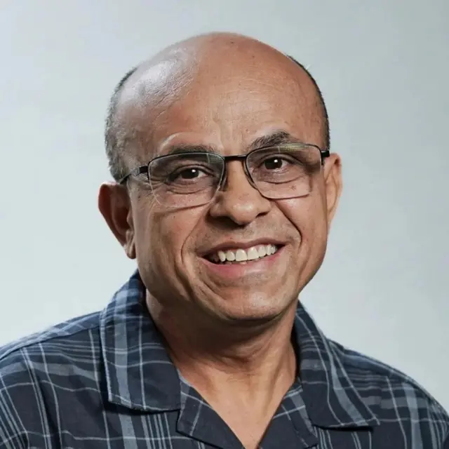 O cientista político Marco Antonio Carvalho Teixeira, da FGV-EAESP, em retrato com camisa social listrada