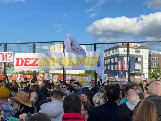 Na metalnoj ogradi ispred zgrade Informer zakačen je transparent Dezinformacija