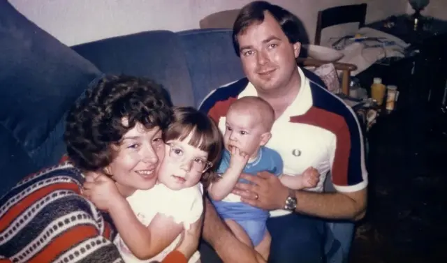 Família Jennings posando para foto quando os filhos eram pequenos