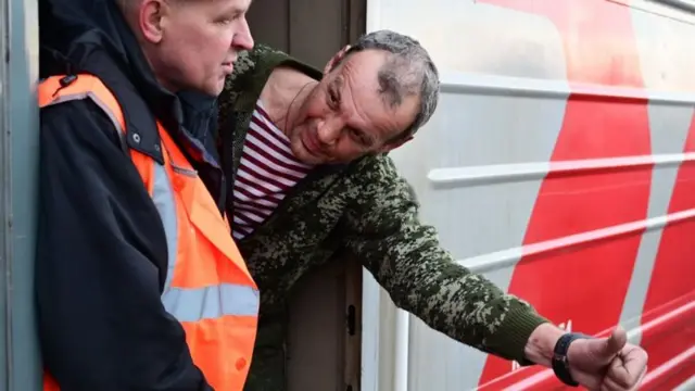 Орусиянын Коргоо министрлиги аскерге чакырылгандар дурус даярдалган жана бардык керектүү нерселер менен камсыздалган деп ырастаганы менен, аскерге чакырылгандар президент Путинге даттануу камтылган видеолорду жолдоону улантышууда.