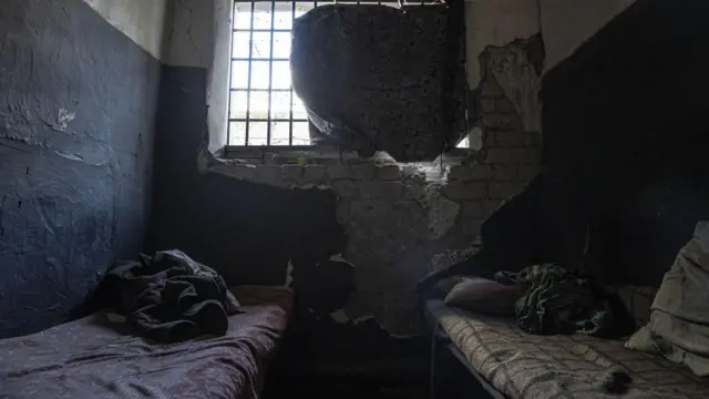 Фото з будівлі, яку російські війська ймовірно використовували як в'язницю в Ізюмі до виведення російських військ з Харківської області у вересні 2022 року