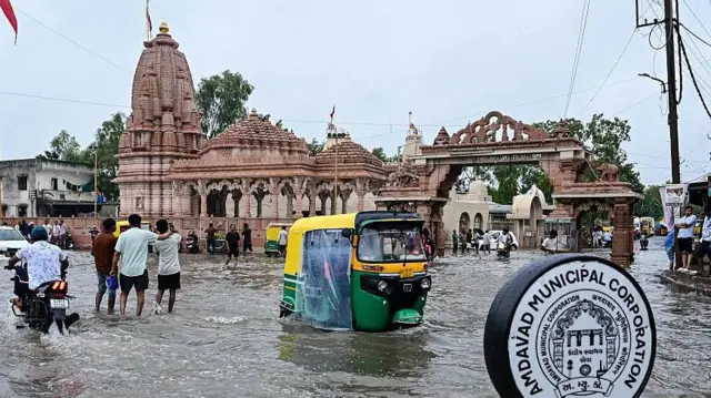 અમદાવાદ, પૂર, બીબીસી ગુજરાતનાં શહેરો વારંવાર ચોમાસામાં કેમ પાણીમાં ડૂબી જાય છે? ગુજરાત બીબીસી ન્યૂઝ સમાચાર અપડેટ સુરત નવસારી રાજકોટ વલસાડ અમદાવાદ ઉમરગામ ધોળકા બોટાદ સાપુતારા ડાંગ તાપી ઉકાઈ ચોમાસું વરસાદ ખેતર ખેડૂત પાણી મેઘ ખાતર ખેત વાવેતર ખેતી