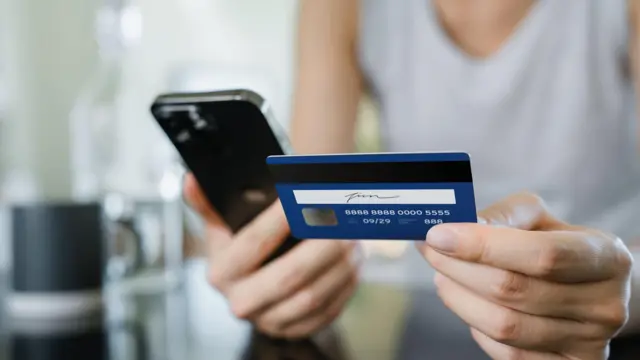 অনেকেই কার্ড ব্যবহার করে পেমেন্ট করতে চান না