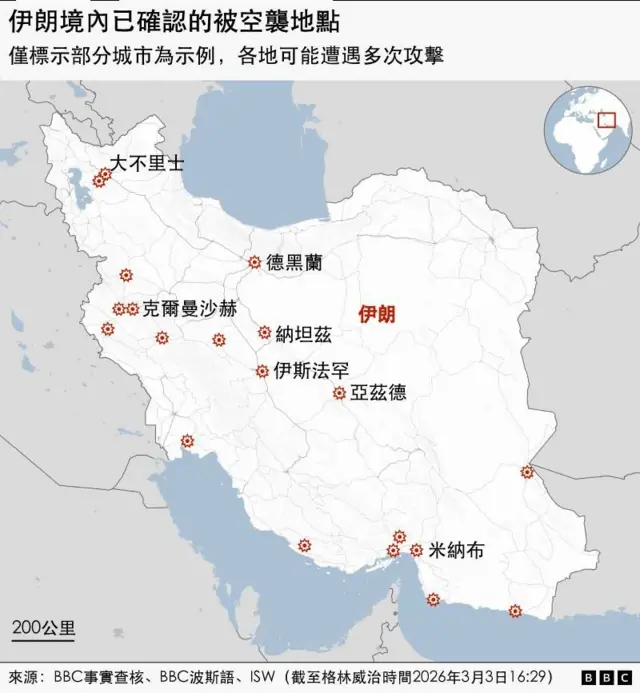 这张图是伊朗地图，红色星号标示着曾经遭受美国和以色列一次或多次空袭的地点。此外，地图上也标注了一些重要城市，包括： - 大不里士（伊朗西北部） - 德黑兰（伊朗中北部，首都） - 伊斯法罕（伊朗中部） - 亚兹德（伊朗中部） - 克尔曼沙赫（伊朗西部） - 米纳布（伊朗南部） 地图右上角有一个小型地球仪，标示了伊朗在中东的位置。右下角是BBC的标志。周边国家的边界和海岸线轮廓模糊，但重点在于伊朗境内空袭地点的分布。