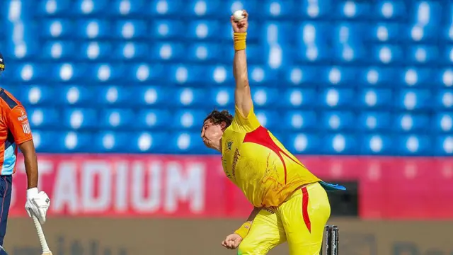 டெக்சாஸ் சூப்பர் கிங்ஸ் அணிக்காக அரௌண்ட் தி ஸ்டம்ப் வந்து பந்துவீசும் நாந்த்ரே பர்கர்