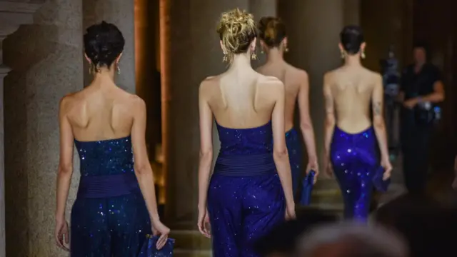 2025年9月28日，在米蘭舉行的米蘭時裝週上，模特兒展示已故設計師喬治·阿瑪尼（Giorgio Armani）設計的2026春夏女裝系列作品。