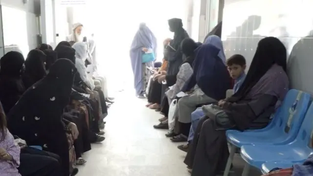 بیماران در شفاخانه مرکزی جمعیت هلال احمر افغانستان