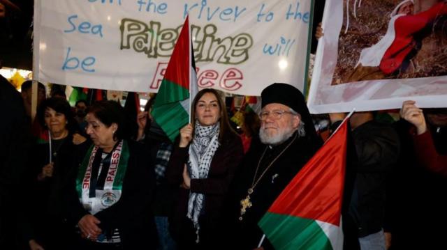 فلسطينيون يشاركون في احتجاج بمناسبة يوم الأرض وإظهار دعمهم لغزة، في مدينة رام الله في الضفة الغربية المحتلة في 30 مارس/آذار 2024