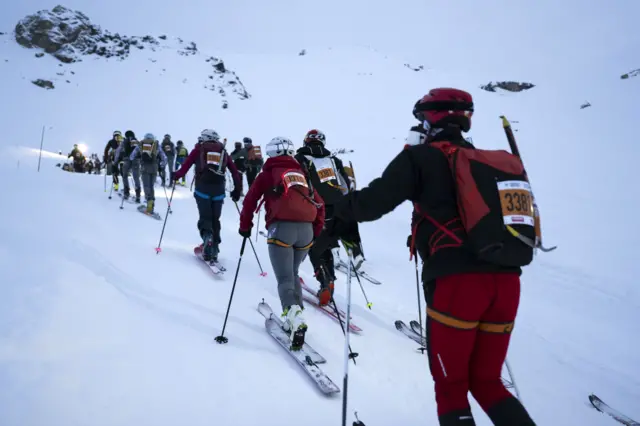 شرکت‌کنندگان از دامنه کوه بالا می‌روند