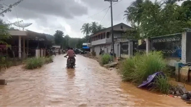 Situasi jalan di Hutanabolon saat hujan telah berubah seperti aliran sungai. Ini merupakan jalur Roy untuk menuju rumahnya di Desa Sigiring-giring. Saat itu, banjir sudah sampai sepinggang.