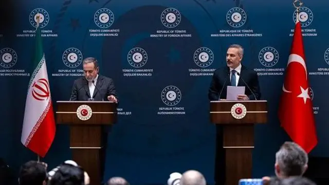 هاکان فیدان وزیر خارجه ترکیه (سمت راست) در کنفرانس خبری مشترک با همتای ایرانی خود گفت که پیش از دیدار با عباس عراقچی، با استیو ویتکاف، نماینده ویژه دونالد ترامپ گفتگو کرده است