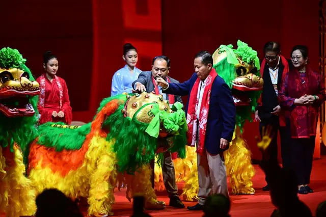 ရန်ကုန်မြို့မှာပြုလုပ်ခဲ့တဲ့ ၂၀၂၆ ခုနှစ် တရုတ်နှစ်သစ်ကူးပွဲတော်ကို တက်ရောက်ခဲ့တဲ့ ဒုတိယစစ်ခေါင်းဆောင် ဒုတိယဗိုလ်ချုပ်မှူးကြီးဟောင်း စိုးဝင်း (ညာဘက် တတိယမြောက် မှာ ကုတ်အင်္ကျီအပြာဝတ်၊ ဘောင်းဘီရှည် ဝတ်ထားတဲ့ အမျိုးသား) နဲ့ တရုတ်သံအမတ် မစ္စ မာကျား (ညာဘက် အစွန်ဆုံးမှာ မျက်မှန်တပ်ထားပြီး နီရောင်အင်္ကျီ၊ ပုဝါချထားတဲ့အမျိုးသမီး) 