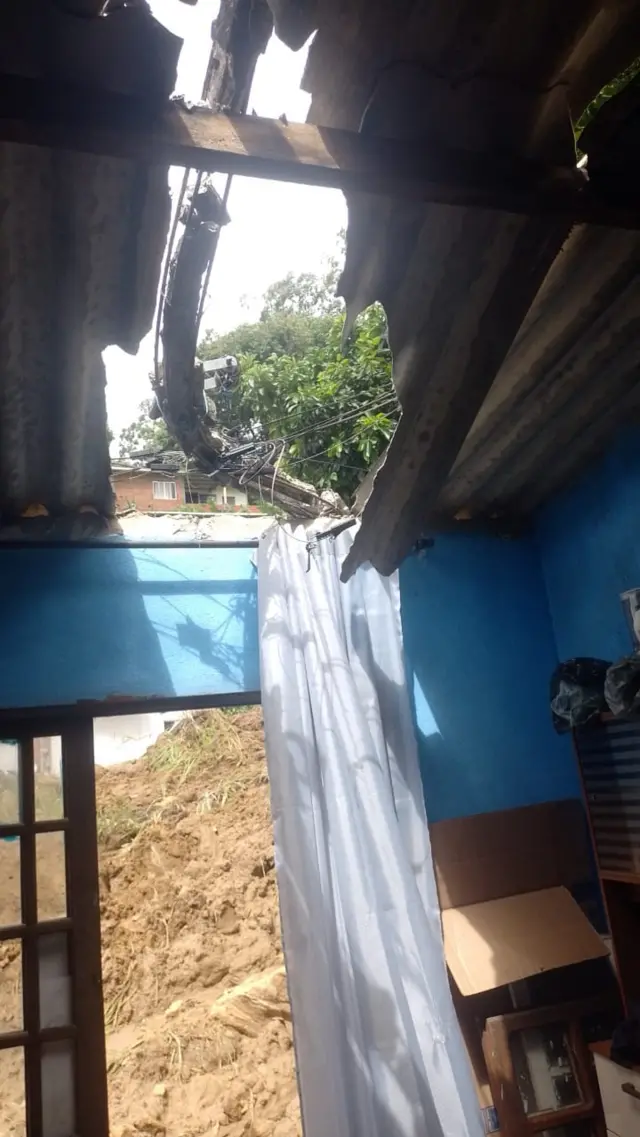 Teto da cozinha da casa de Nicole após queda de poste de luz