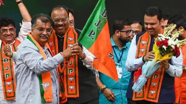 सत्तेत येणं महत्वाचं असल्यानं प्रत्येकानं आपापल्या सोयीनुसार मित्र निवडले आणि प्रतिस्पर्धी ठरवले.