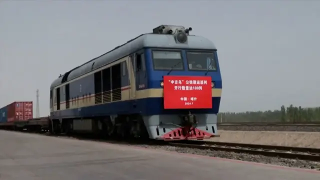 Хитой тепловози ва юк вагонлари