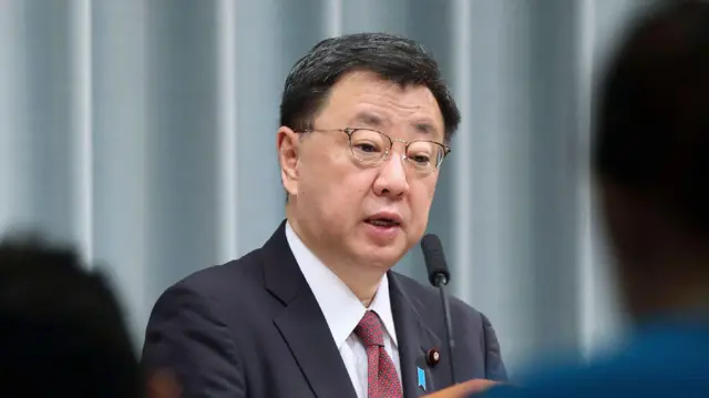 ဟီရိုကာဇု မာဆုနိုဟာ ဝန်ကြီးချုပ်ရဲ့ ညာလက်ရုံးအဖြစ် ရှုမြင်ခံရသူဖြစ်ပါတယ်။