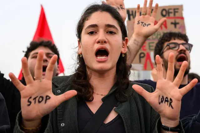 तेल अवीव में ईरान युद्ध के ख़िलाफ़ एक प्रदर्शन में हिस्सा लेते लोग (तस्वीर: 4 अप्रैल)