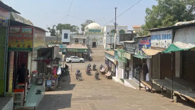 औरंगजेबाची कबर ज्या ठिकाणी आहे, त्या परिसरातील दुकानं.