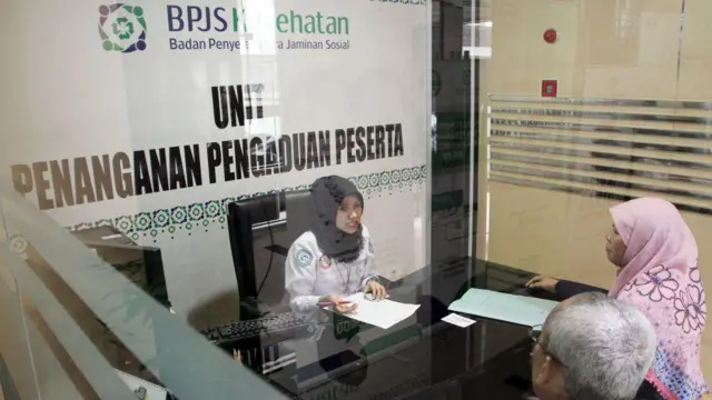 Petugas BPJS dan pasien