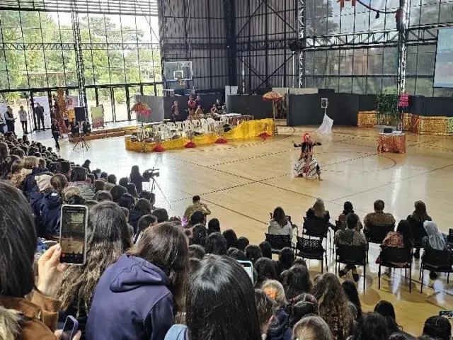 Acara tari dan budaya Indonesia pada 21 Juni 2023, yang diselenggarakan di auditorium sekolah Gimnasio Femenino, Bogota