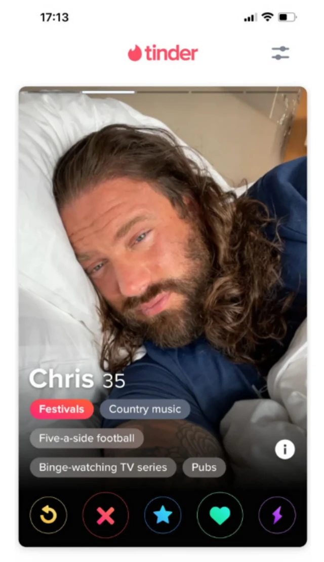 የክሪስቶፈር ሀርኪንስ የቲንደር ገጽ