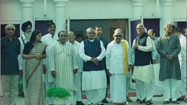 தேசிய ஜனநாயகக் கூட்டணித் தலைவர்களுடன் கருணாநிதி
