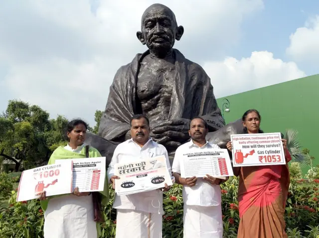 सांसदों को निलंबित किया गया 