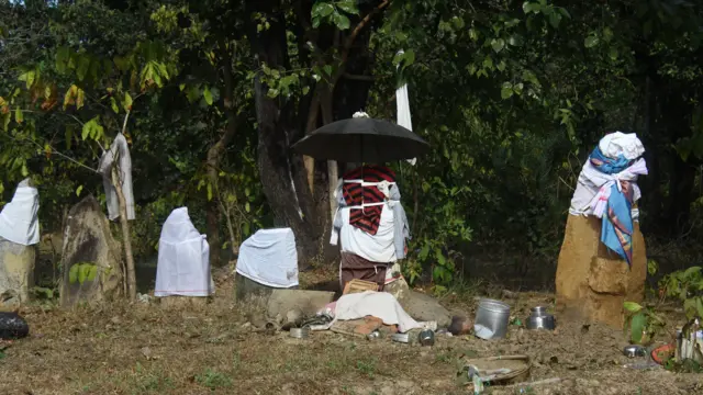 या स्मृतिखांबांना माडिया भाषेत कलबंडा, बडांग उरसाना तर गोंडीमध्ये उरस्कल, कोटेह कल असं म्हणतात.