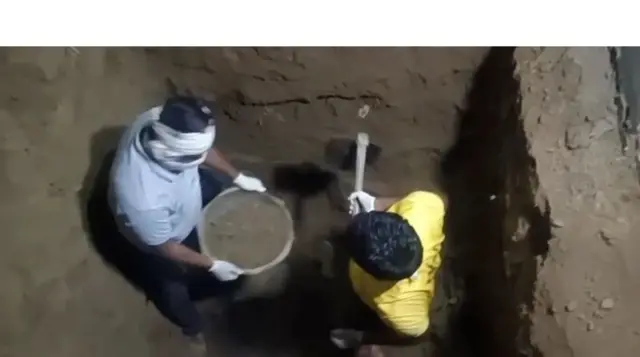 پولیس کا کہنا ہے کہ فاروق نے اپنی بیوی اور بچوں کو قتل کر کے ان کی لاشیں گھر کے اندر دفن کر دیں