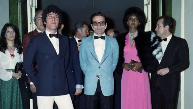 ኢነስ ፐለግሪኒ ምስ ፍሉጥ ኢጣልያዊ ፊልም ዲረክተር ፔር ፓውሎ ፓዞሊኒ (ኣብ ማእከል) - ኣብ ካን ፊልም ፈስቲቫል (ፈረንሳ) – 1974