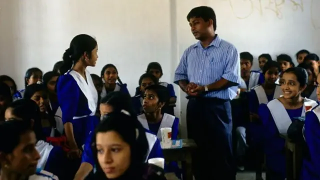 শ্রেণিকক্ষে শিক্ষার্থী ও শিক্ষককে দেখা যাচ্ছে