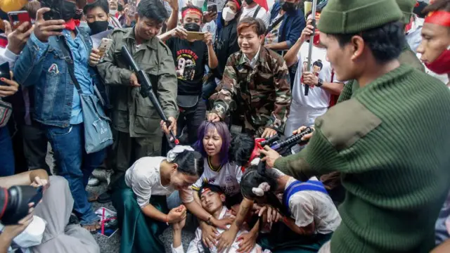 মিয়ানমারের সেনা শাসনের বিরুদ্ধে ব্যাংককে বর্মী প্রতিবাদকারীদের পথনাটক