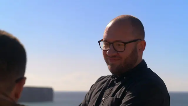 Luke decidió viajar a Portugal en busca de su padre Carlos