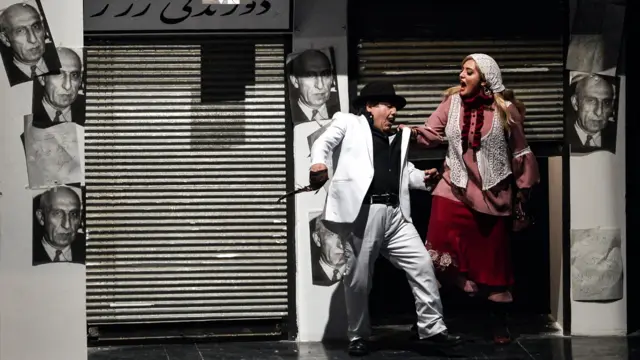 ممثلون مسرحيون إيرانيون يؤدّون عرضاً ضمن عمل مسرحي من إخراج أصغر حليلي بعنوان 