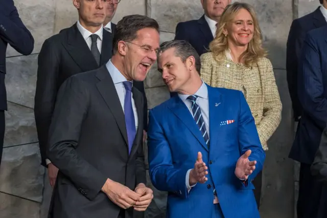 NATO Genel Sekreteri Mark Rutte ve ABD Dışişleri Bakanı Pete Hegseth gülüyor 