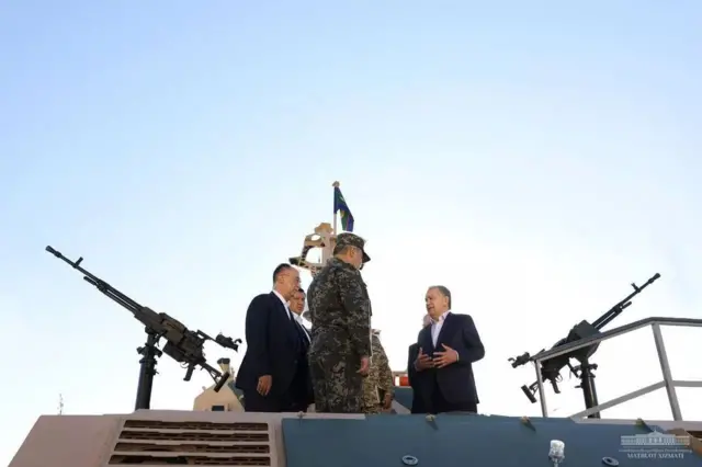Qo'mondon va davlat rahbari qurollarni ko'zdan kechirmoqda