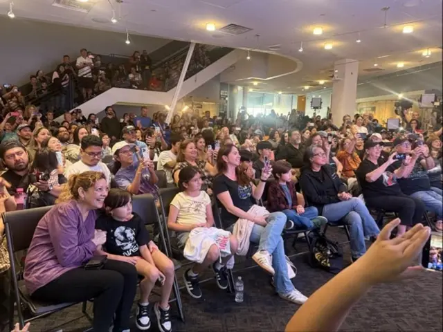 कोलंबिया मेमोरियल स्पेस सेंटर में लैंडिंग को देखते लोग 