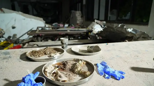 Comidas a medio terminar sobre las mesas donde almorzaban estudiantes