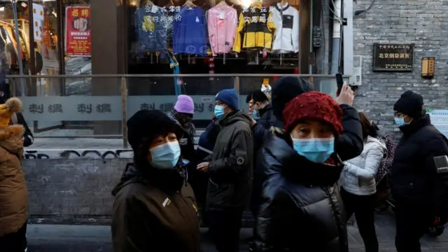 مجموعة من المارة أمام محل تجاري في الصين