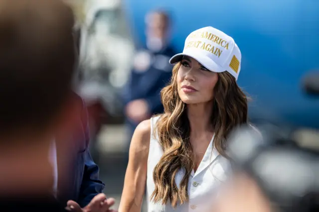 Secretária de Segurança Interna, Kristi Noem 